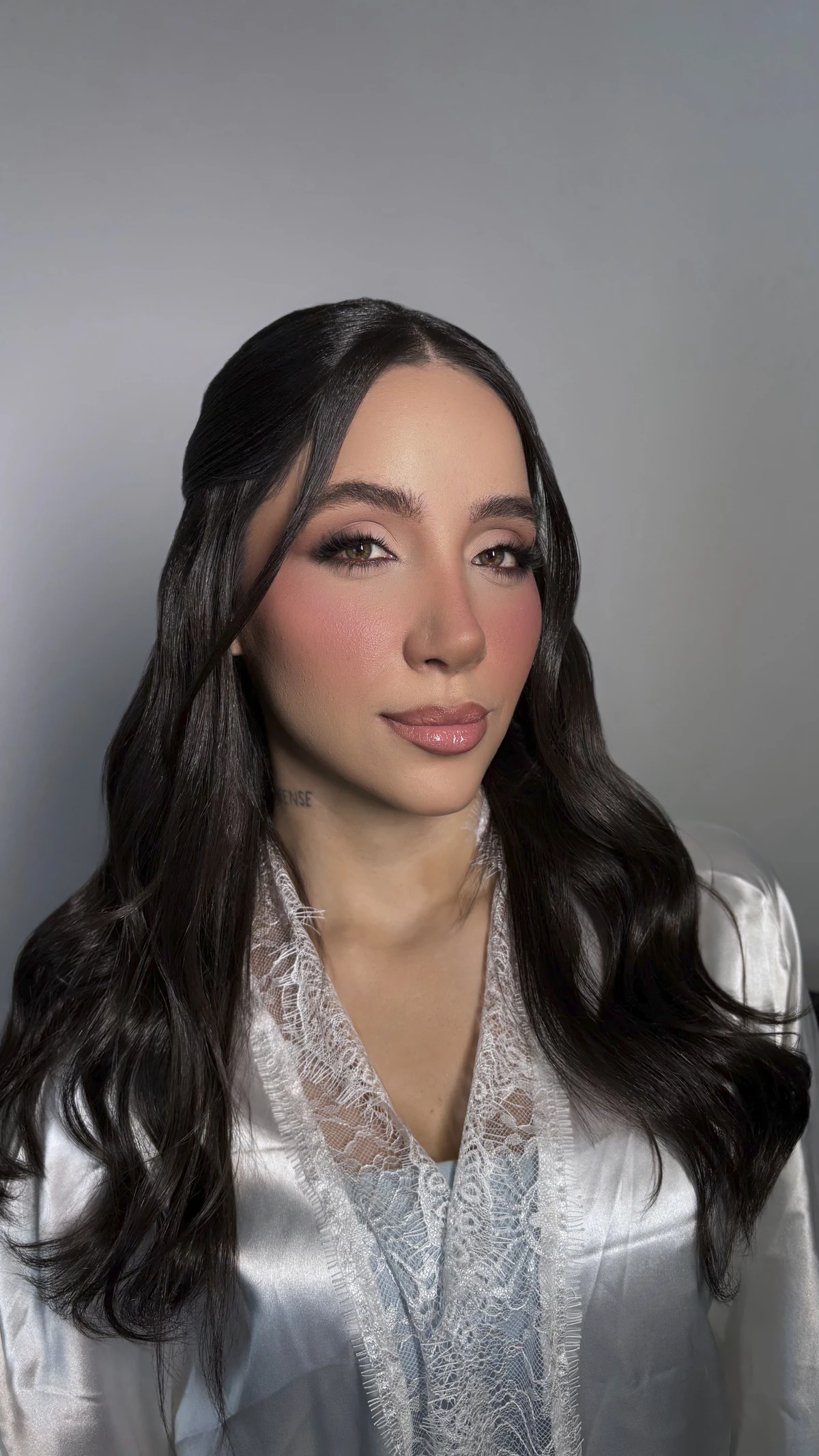 Cliente com cabelos longos, olhos esfumados e batom nude.